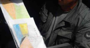 Від дітей-сиріт переселених з міста Маріуполь бійцям полку “Азов” передали малюнки Від дітей-сиріт переселених з міста Маріуполь бійцям полку "Азов" передали малюнки