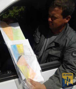 zp0gvrrcxd8 Від дітей-сиріт переселених з міста Маріуполь бійцям полку "Азов" передали малюнки