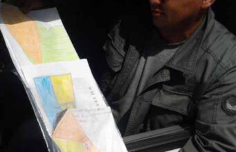 Від дітей-сиріт переселених з міста Маріуполь бійцям полку “Азов” передали малюнки Від дітей-сиріт переселених з міста Маріуполь бійцям полку "Азов" передали малюнки