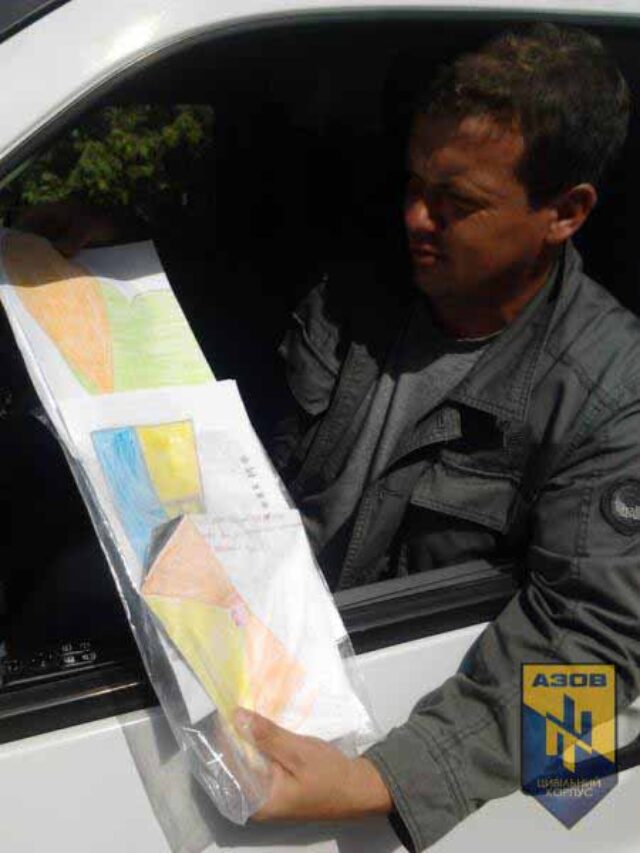 Від дітей-сиріт переселених з міста Маріуполь бійцям полку “Азов” передали малюнки Від дітей-сиріт переселених з міста Маріуполь бійцям полку "Азов" передали малюнки