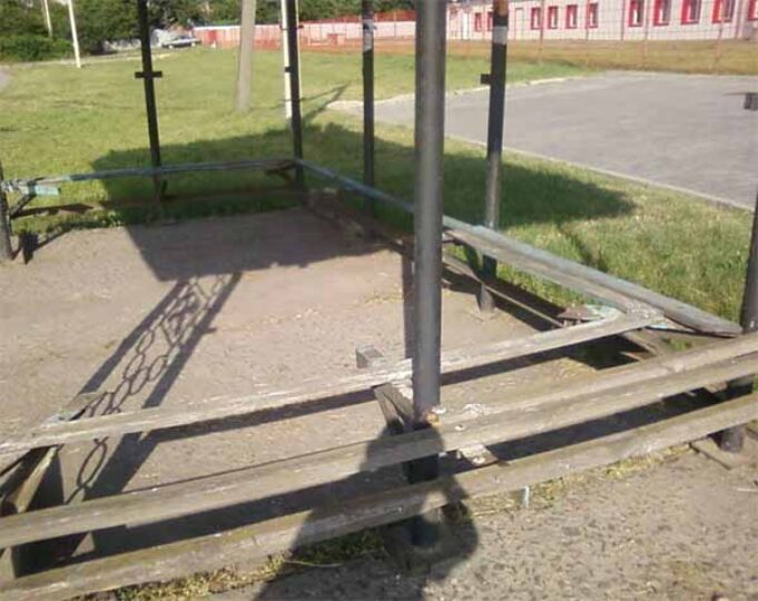 У Нововолинську просять відремонтувати зупинку У Нововолинську просять відремонтувати зупинку