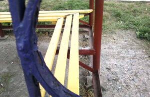 Працівникам ВУКГ, які ремонтували зупинку, не вистачило… двох дошок) Працівникам ВУКГ