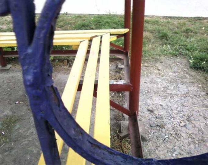 Працівникам ВУКГ, які ремонтували зупинку, не вистачило… двох дошок) Працівникам ВУКГ