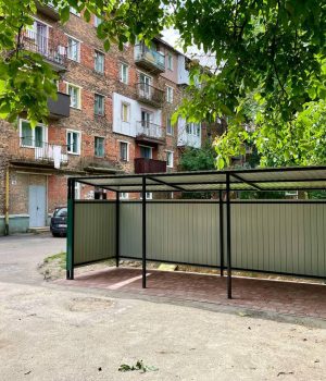На-Шахтарському-мікрорайоні-у-Нововолинську-оновлюють-сміттєві-майданчики