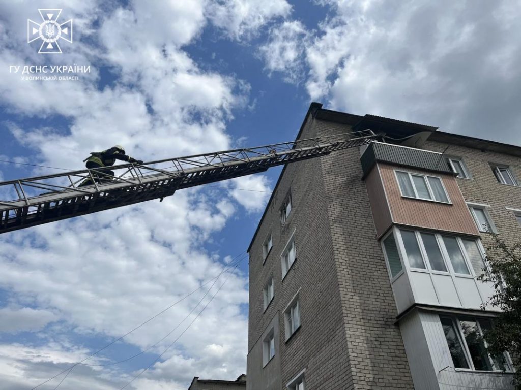 Нововолинські-рятувальники-ліквідували-пожежу-в-квартирі-п’ятиповерхівки-та-евакуювали-15-мешканців