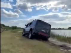 Бидло на «Hummer» нищить своєю машиною берегову лінію озера Світязь