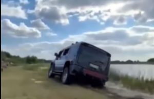 Бидло на «Hummer» нищить своєю машиною берегову лінію озера Світязь
