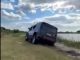 Бидло на «Hummer» нищить своєю машиною берегову лінію озера Світязь