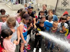 Фахівці ДСНС провели показовий виступ у літньому таборі Діти спробували загасити умовну пожежу