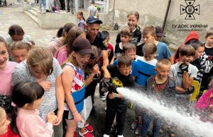 Фахівці ДСНС провели показовий виступ у літньому таборі Діти спробували загасити умовну пожежу