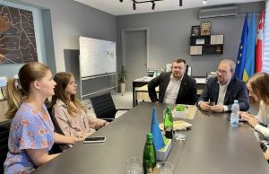 Нововолинський науковий ліцей отримає мінібус, а комунальники – екскаватор та інструменти