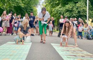 “Забіг у повзунках”: найменші мешканці змагалися за Перемогу