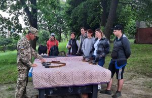 Цивільних мешканців навчали основ військової справи Цивільних-мешканців-навчали-основ-військової-справи