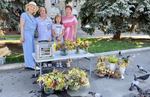 У Нововолинську продавали букети на Маковія, щоб підтримати Захисників У-Нововолинську-продавали-букети-на-Маковія,-щоб-підтримати-Захисників