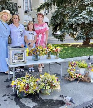 У-Нововолинську-продавали-букети-на-Маковія,-щоб-підтримати-Захисників