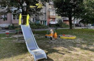 У Нововолинську оновлюють дитячі майданчики У-Нововолинську-оновлюють-дитячі-майданчики