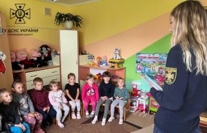 Фахівці ДСНС поспілкувалися з дошкільнятами