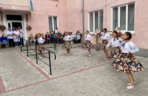 Слова подяки та зворушливий концерт: мешканців відділення стаціонарного догляду для постійного проживання привітали з Днем... Слова-подяки-та-зворушливий-концерт:-мешканців-відділення-стаціонарного-догляду-для-постійного-проживання-привітали-з-Днем.