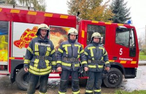 У Нововолинську із охопленого пожежею житлового будинку військовослужбовці врятували двох чоловіків, ще одну людину визволили...