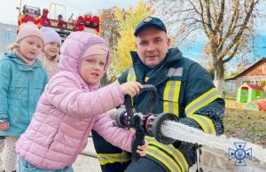 Фахівці ДСНС у рамках «Тижня безпеки» провели показовий виступ для дошкільнят Нововолинської громади