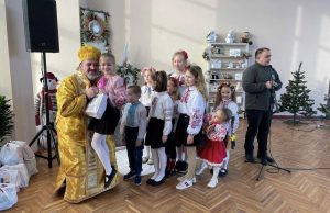 Понад сотня дітей у Нововолинську отримали подарунки від «Карітас-Волинь» Понад-сотня-дітей-у-Нововолинську-отримали-подарунки-від-«Карітас-Волинь»