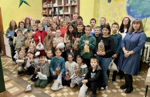 Вихованців дитячо-юнацького центру «Відродження» привітали з прийдешніми святами Вихованців-дитячо-юнацького-центру-«Відродження»-привітали-з-прийдешніми-святами