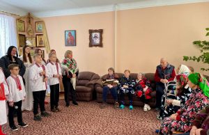 З вертепом та колядками: жителів відділення стаціонарного догляду привітали з Різдвом З-вертепом-та-колядками:-жителів-відділення-стаціонарного-догляду-привітали-з-Різдвом