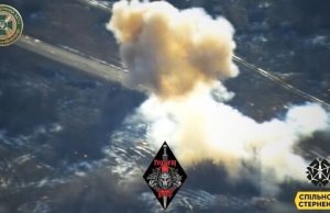 Ворожа РСЗВ БМ-21 “Град” вибухає після влучання дрона-камікадзе. ВIДЕО Ворожа-РСЗВ-БМ-21-“Град”-вибухає-після-влучання-дрона-камікадзе.-ВiДЕО