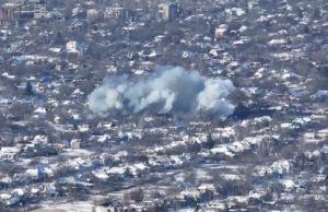 Ворожа авіабомба падає на приватні будинки в Авдіївці. ВIДЕО безпілотника Ворожа-авіабомба-падає-на-приватні-будинки-в-Авдіївці.-ВiДЕО-безпілотника