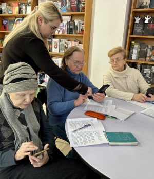 Цифрова-грамотність-для-літніх-людей:-у-Нововолинську-близько-півтори-сотні-пенсіонерів-відвідали-курси