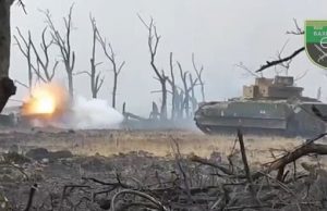 Американська БМП Bradley “розбирає” російську БМП на полі бою поблизу Степового. ВIДЕО Американська-БМП-bradley-“розбирає”-російську-БМП-на-полі-бою-поблизу-Степового.-ВiДЕО