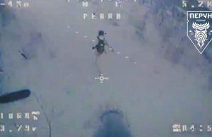 Дрон-камікадзе влучає окупанту в голову. ВIДЕО Дрон-камікадзе-влучає-окупанту-в-голову.-ВiДЕО