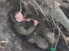 Окупант накладає джгут Есмарха собі на шию. ВIДЕО безпілотника Окупант-накладає-джгут-Есмарха-собі-на-шию.-ВiДЕО-безпілотника