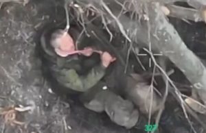 Окупант накладає джгут Есмарха собі на шию. ВIДЕО безпілотника Окупант-накладає-джгут-Есмарха-собі-на-шию.-ВiДЕО-безпілотника