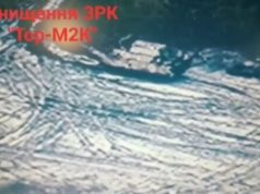 Українські захисники вистежили та уразили ворожий ЗРК “Тор-М2”. ВIДЕО Українські-захисники-вистежили-та-уразили-ворожий-ЗРК-“Тор-М2”.-ВiДЕО