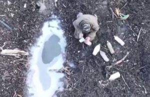 На Авдіївському напрямку окупант із калюжі набирає воду в пляшки. ВIДЕО На-Авдіївському-напрямку-окупант-із-калюжі-набирає-воду-в-пляшки.-ВiДЕО