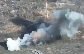Ворожа БМП вибухає, наїхавши на міну на Луганщині. ВIДЕО Ворожа-БМП-вибухає,-наїхавши-на-міну-на-Луганщині.-ВiДЕО