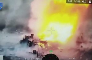 Ворожий танк Т-72Б3 розлітається на шматки після атаки дрона-камікадзе. ВIДЕО Ворожий-танк-Т-72Б3-розлітається-на-шматки-після-атаки-дрона-камікадзе.-ВiДЕО