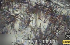 Окупант перед смертю намагається сніжкою збити український дрон-камікадзе. ВIДЕО Окупант-перед-смертю-намагається-сніжкою-збити-український-дрон-камікадзе.-ВiДЕО