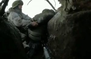 Окупант забрів на українські позиції, шукаючи хліба: “Зараз, бл#дь, поїси”. ВIДЕО Окупант-забрів-на-українські-позиції,-шукаючи-хліба:-“Зараз,-бл#дь,-поїси”.-ВiДЕО