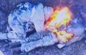 Російський загарбник підпалює труп свого побратима для того, щоб зігрітися. ВIДЕО 18+ Російський-загарбник-підпалює-труп-свого-побратима-для-того,-щоб-зігрітися.-ВiДЕО-18+