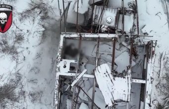 Окупанти марно намагаються втекти від безпілотника 72 ОМБр. ВIДЕО Окупанти-марно-намагаються-втекти-від-безпілотника-72-ОМБр.-ВiДЕО