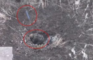 Окупант приклав до голови дві гранати і чекає удару українського дрона. ВIДЕО Окупант-приклав-до-голови-дві-гранати-і-чекає-удару-українського-дрона.-ВiДЕО