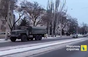 В окупованому Маріуполі фіксують чергове переміщення вантажівок з БК. ВIДЕО В-окупованому-Маріуполі-фіксують-чергове-переміщення-вантажівок-з-БК.-ВiДЕО
