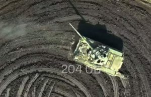 Аеророзвідник 204 ОБ ТрО скидом з дрона ліквідує танкіста-окупанта. ВIДЕО Аеророзвідник-204-ОБ-ТрО-скидом-з-дрона-ліквідує-танкіста-окупанта.-ВiДЕО