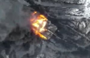 Ворожий танк догорає поблизу переліску після атаки дрона “Дикі шершні”. ВIДЕО Ворожий-танк-догорає-поблизу-переліску-після-атаки-дрона-“Дикі-шершні”.-ВiДЕО
