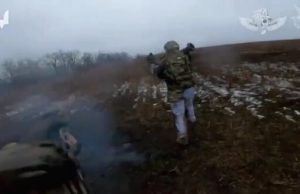 Бійці ССО атакують ворожу позицію та захоплюють у полон двох окупантів. ВIДЕО бою Бійці-ССО-атакують-ворожу-позицію-та-захоплюють-у-полон-двох-окупантів.-ВiДЕО-бою