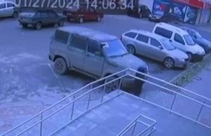 В окупованій Новій Каховці “прилетіло” по машині російських “волонтерів”. ВIДЕО В-окупованій-Новій-Каховці-“прилетіло”-по-машині-російських-“волонтерів”.-ВiДЕО