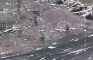 Росіяни хизуються, як розстрілюють українських полонених. ВIДЕО Росіяни-хизуються,-як-розстрілюють-українських-полонених.-ВiДЕО