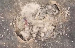 Тіла окупантів валяються у вирві після скидання боєприпасів із українського дрона. ВIДЕО Тіла-окупантів-валяються-у-вирві-після-скидання-боєприпасів-із-українського-дрона.-ВiДЕО